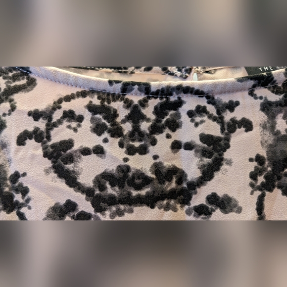 The Limited Scoop Neck Blouse With Sheer Underlay, Buttoned Long Sleeves. Size M - Picture 10 of 11